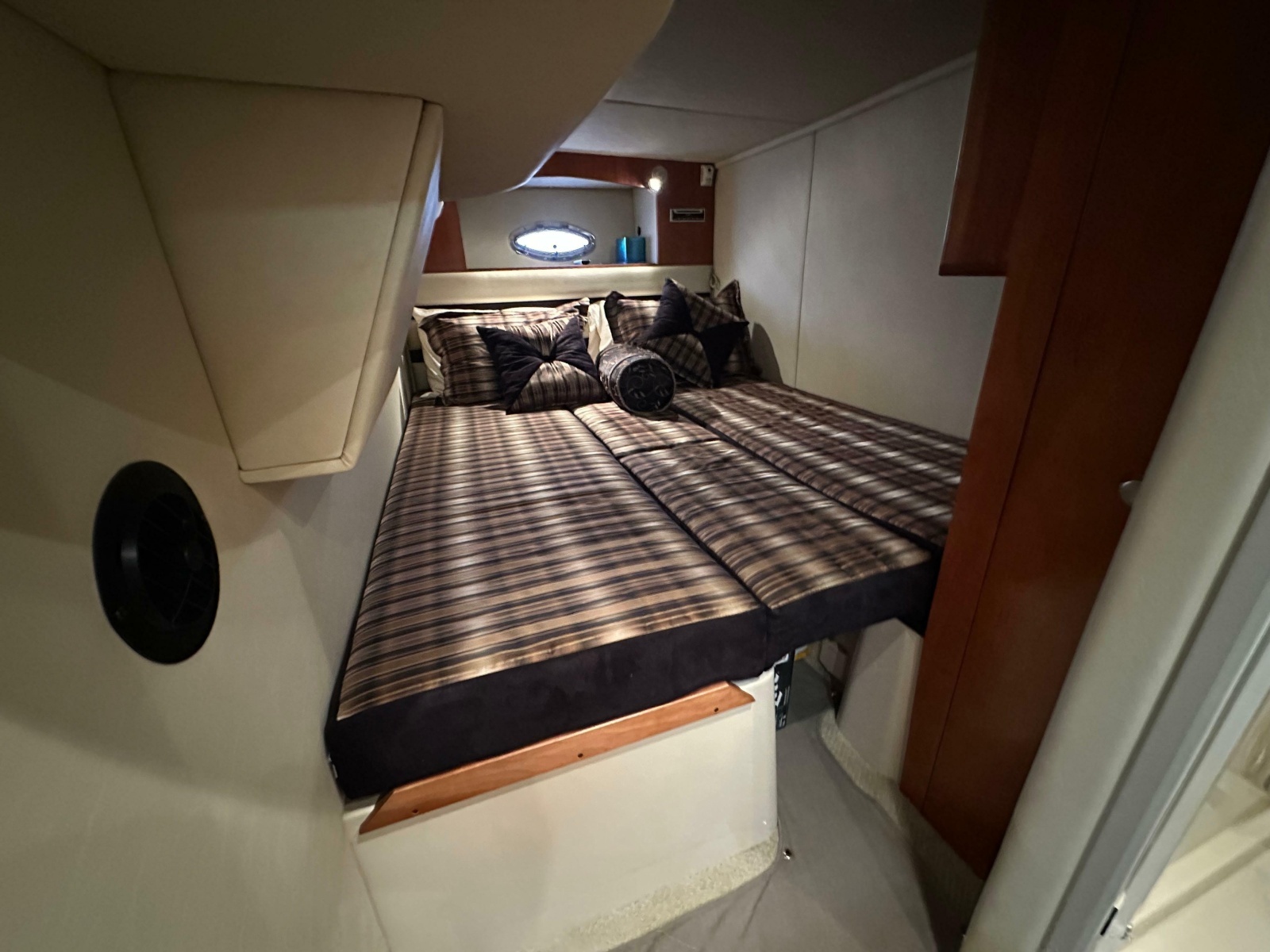 2009 Cruisers Yachts 420 Sports Coupe