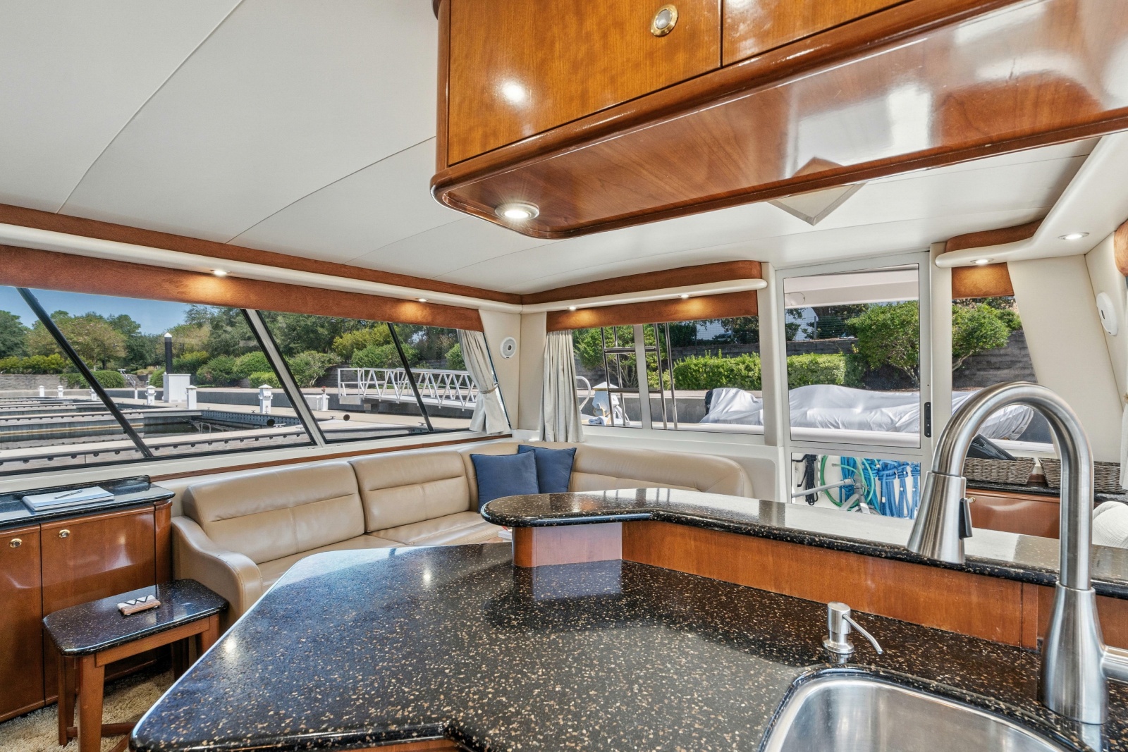 2007 Meridian 490 Pilothouse