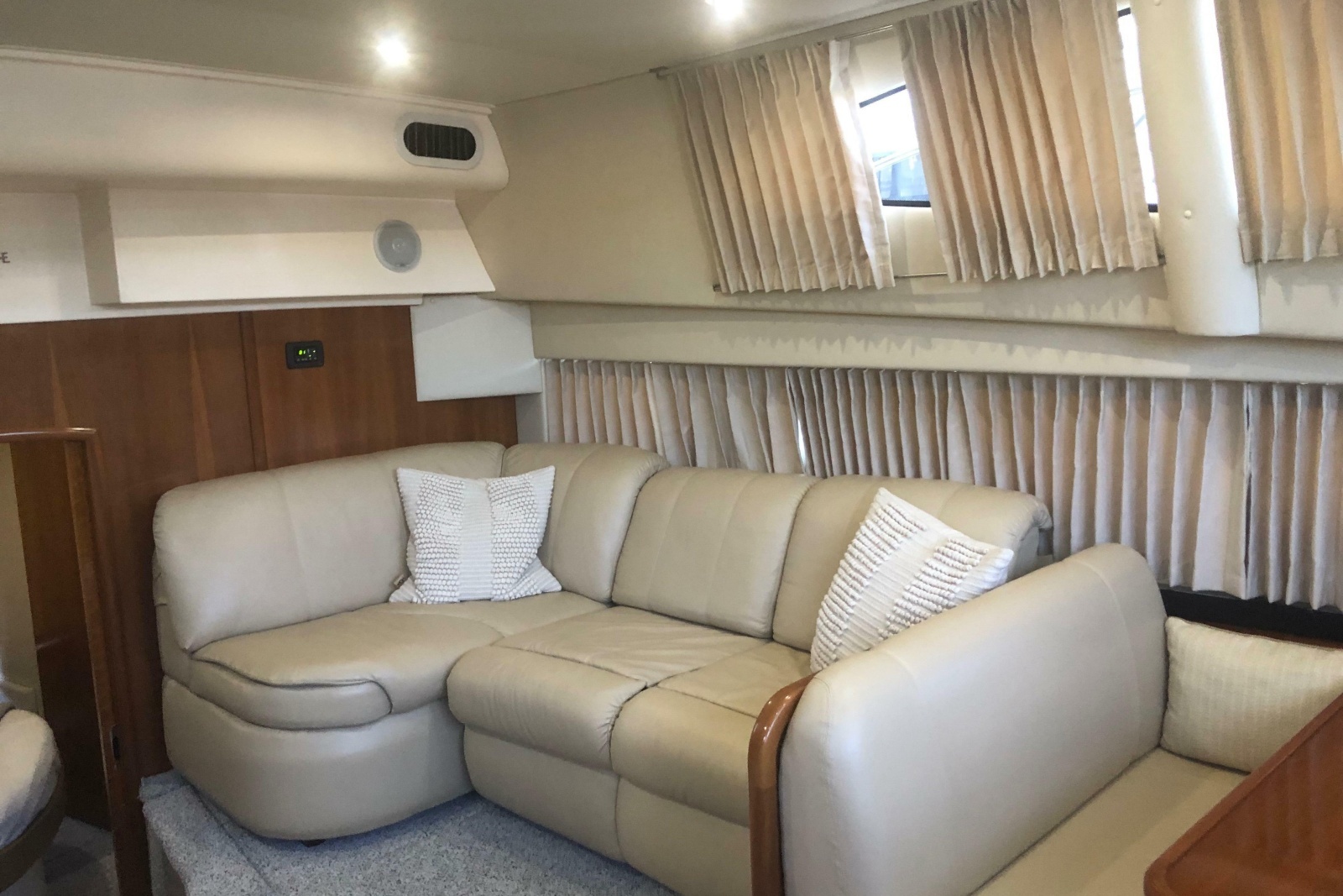 2005 Carver 41 Cockpit Motor Yacht