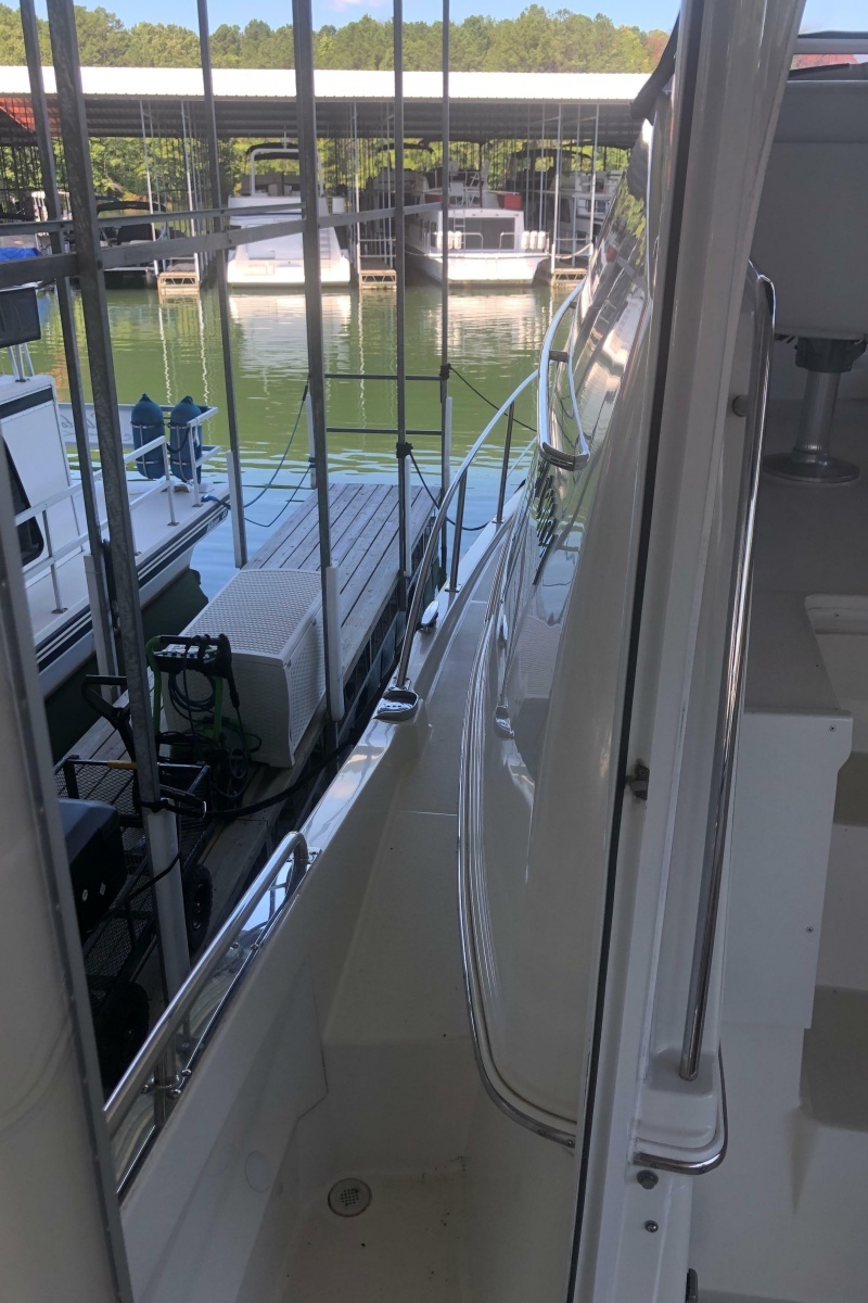 2005 Carver 41 Cockpit Motor Yacht