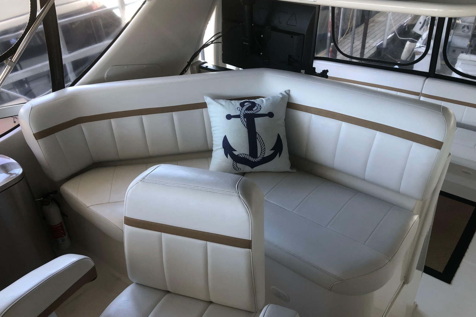 2005 Carver 41 Cockpit Motor Yacht