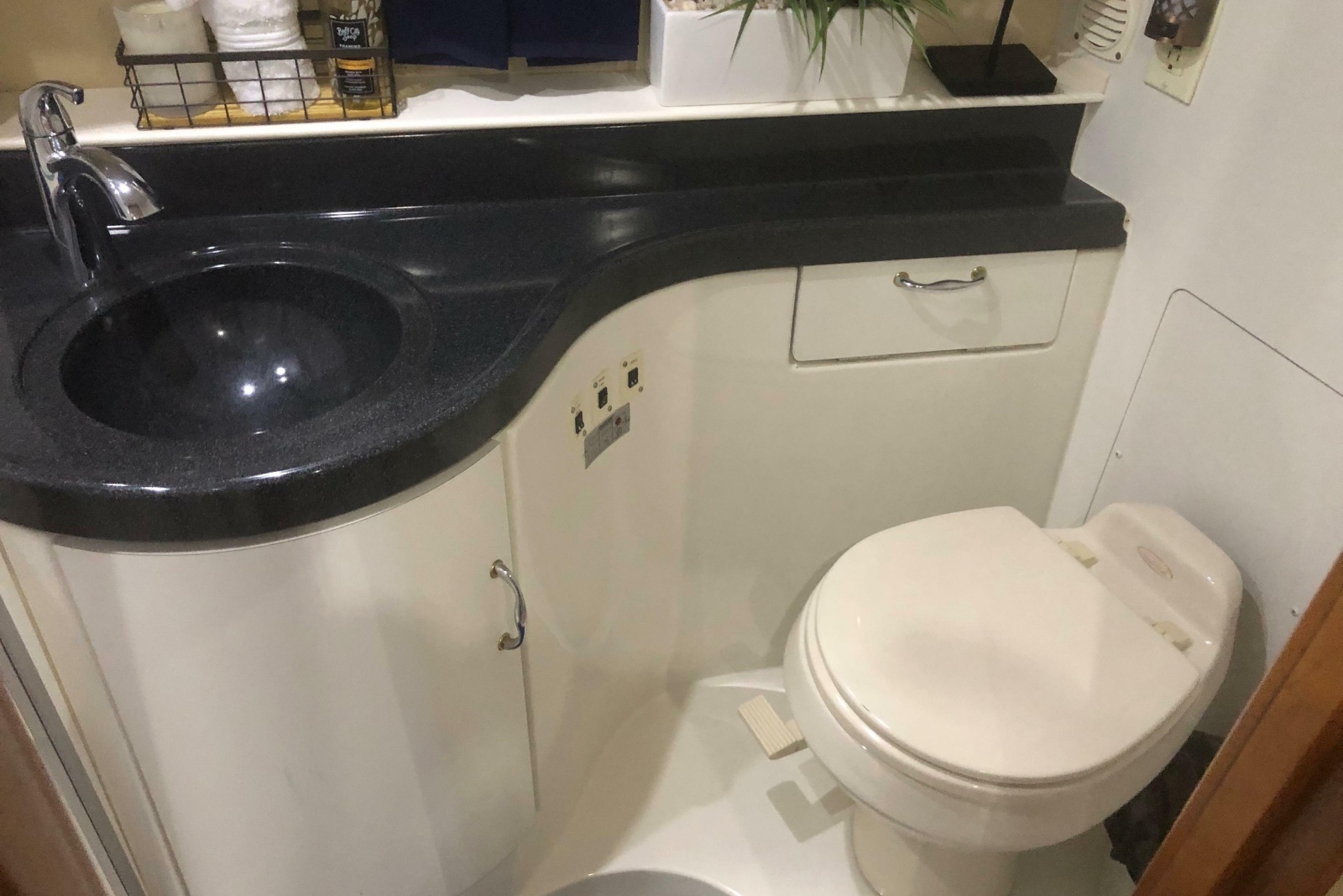 2005 Carver 41 Cockpit Motor Yacht