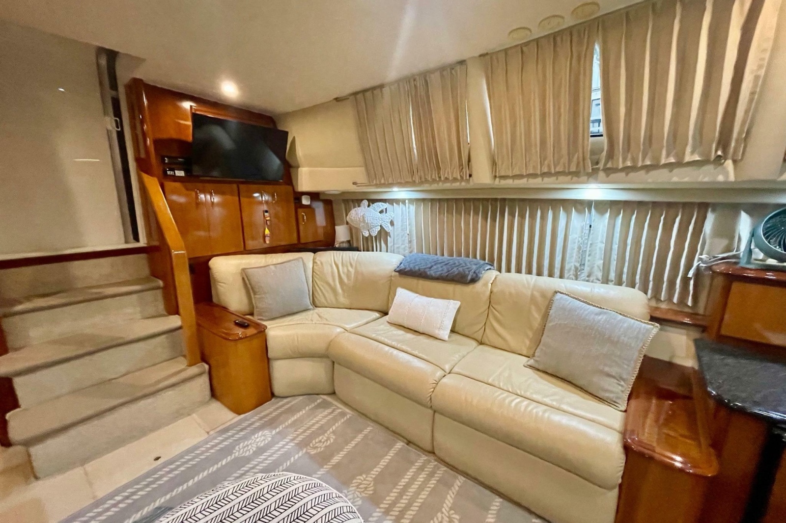 2005 Carver 444 Cockpit Motor Yacht
