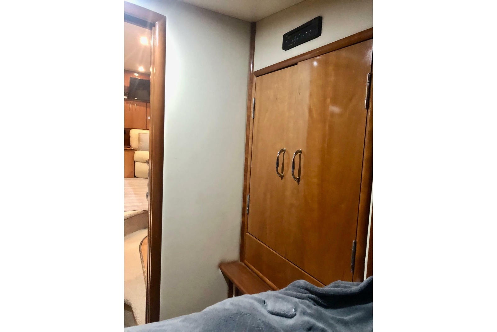2005 Carver 444 Cockpit Motor Yacht
