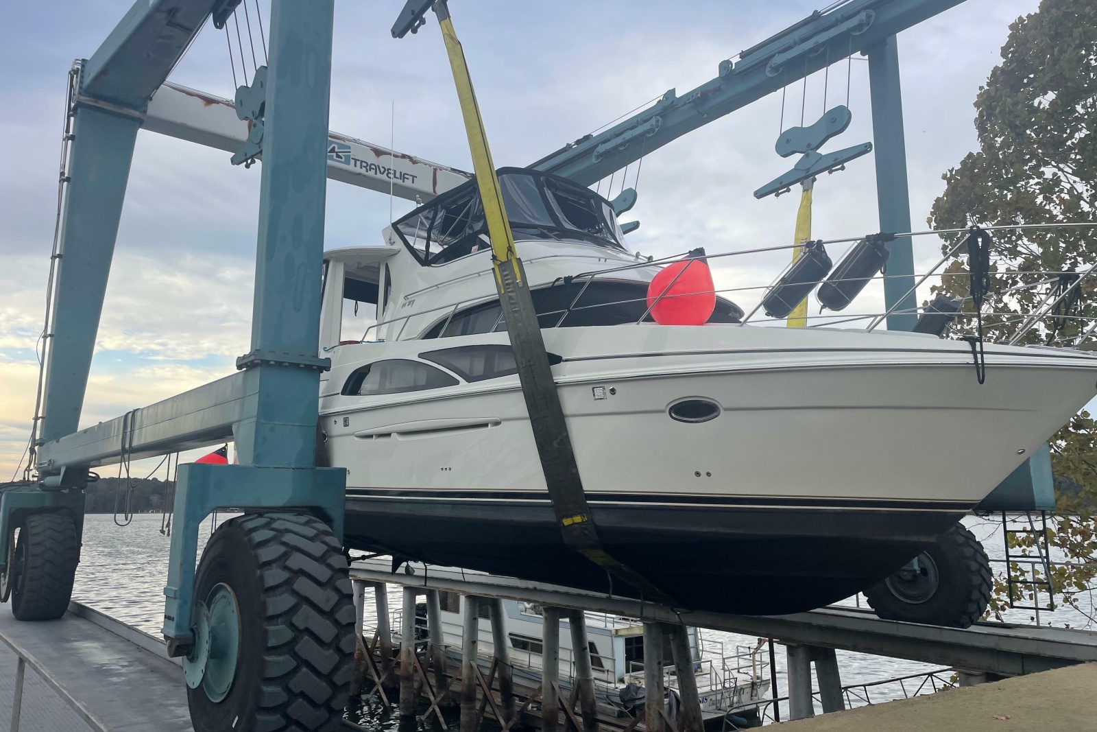 2005 Carver 444 Cockpit Motor Yacht