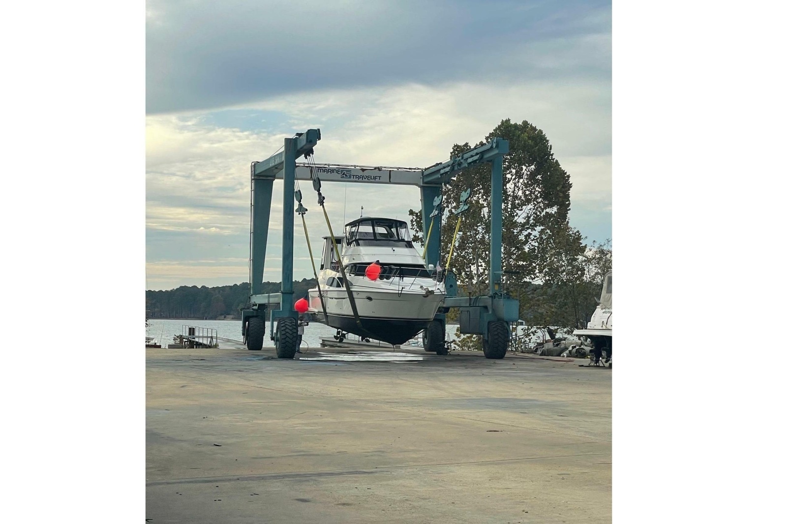 2005 Carver 444 Cockpit Motor Yacht
