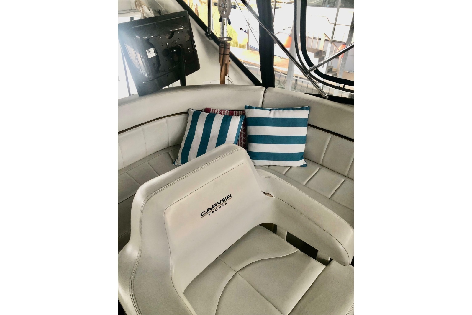 2005 Carver 444 Cockpit Motor Yacht