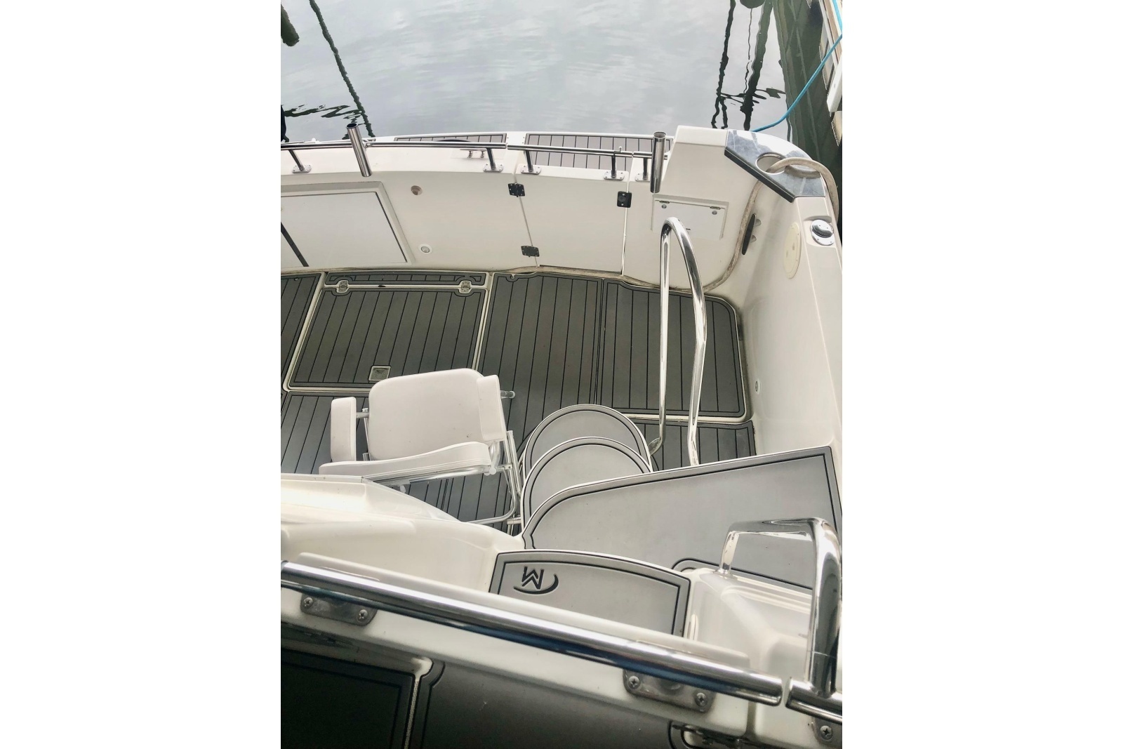 2005 Carver 444 Cockpit Motor Yacht