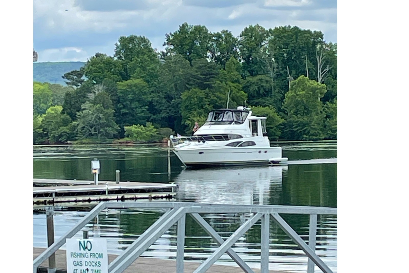 2005 Carver 444 Cockpit Motor Yacht