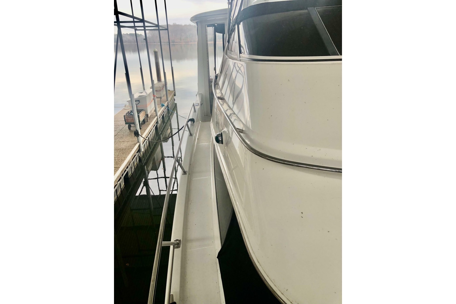 2005 Carver 444 Cockpit Motor Yacht
