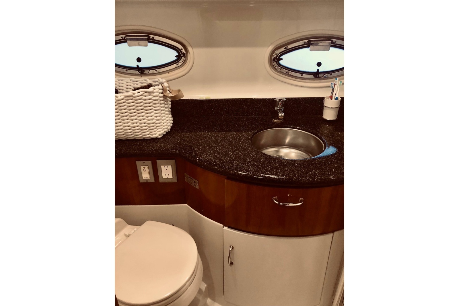 2005 Carver 444 Cockpit Motor Yacht