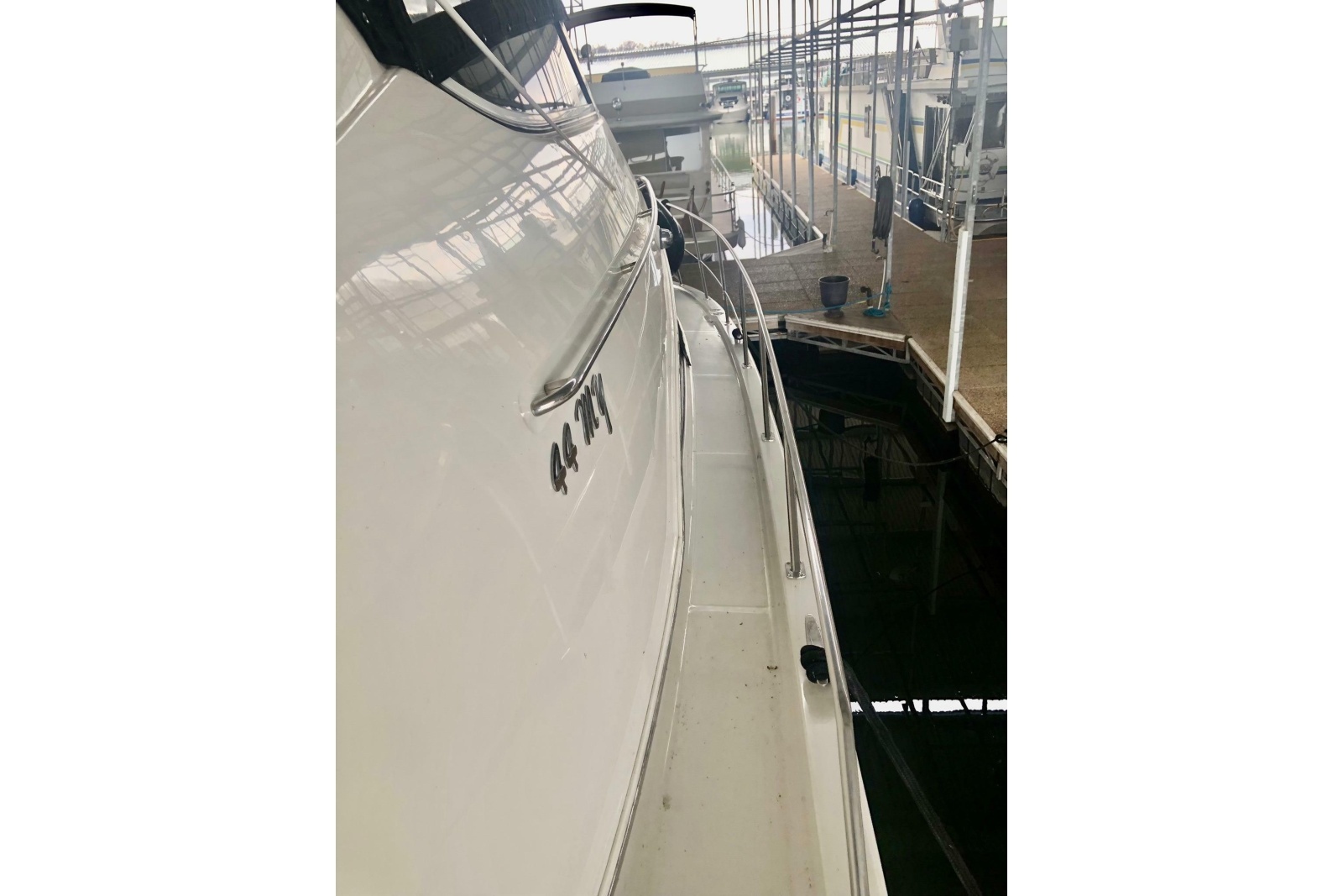 2005 Carver 444 Cockpit Motor Yacht
