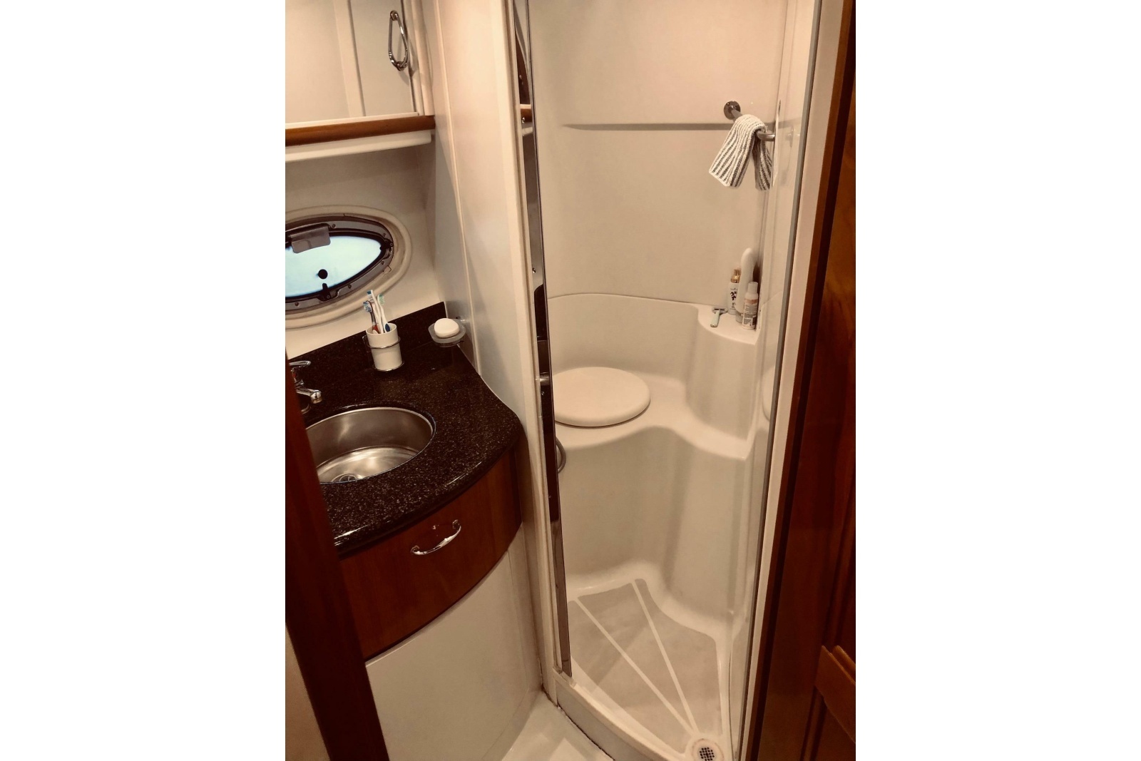 2005 Carver 444 Cockpit Motor Yacht