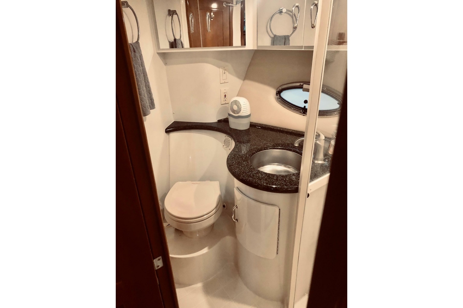 2005 Carver 444 Cockpit Motor Yacht