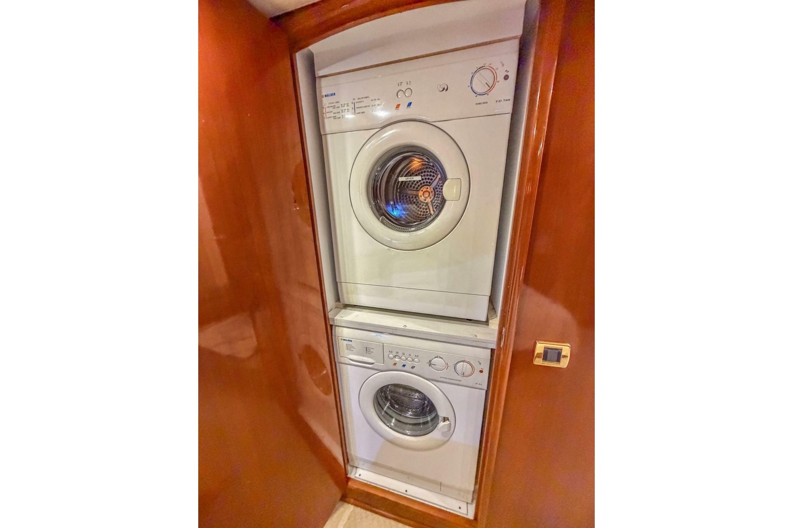2005 Carver 56 Voyager