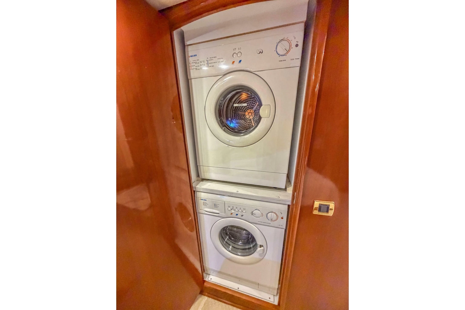 2005 Carver 56 Voyager
