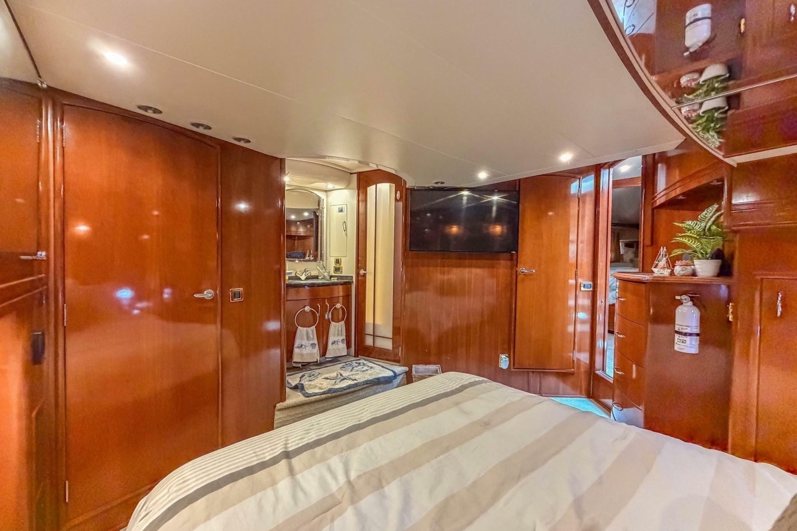 2005 Carver 56 Voyager