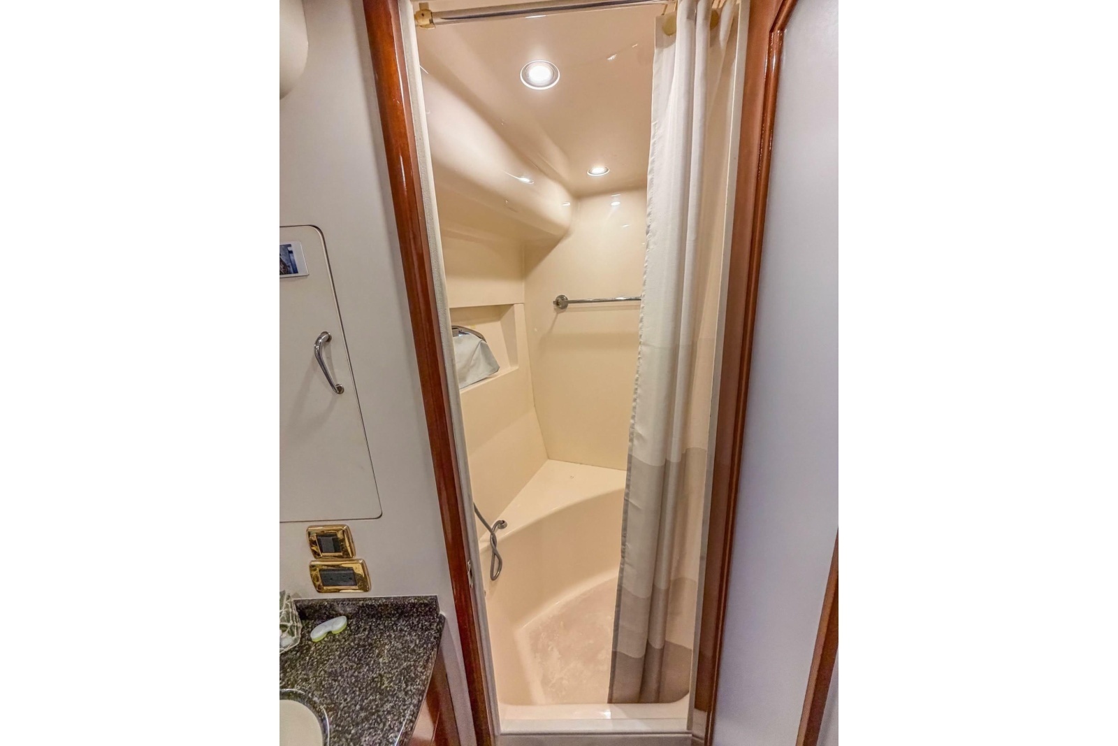 2005 Carver 56 Voyager