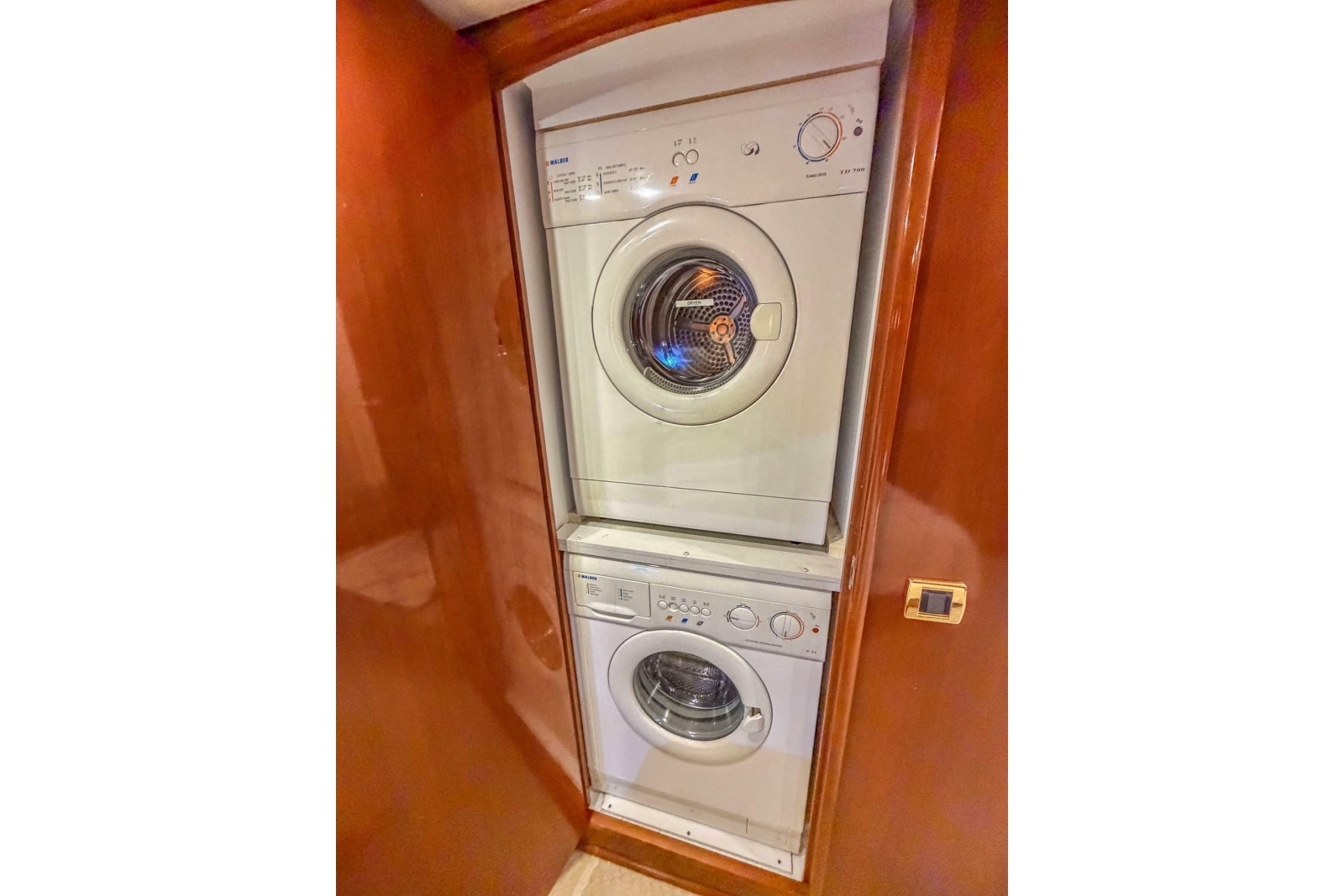 2005 Carver 56 Voyager
