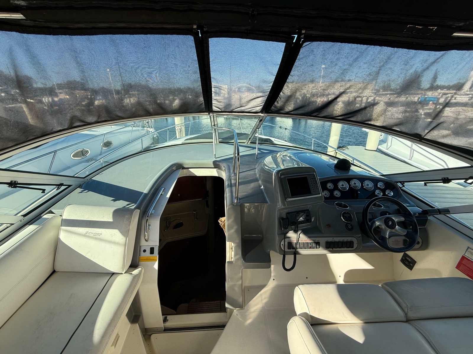2005 Cruisers Yachts 340 Express