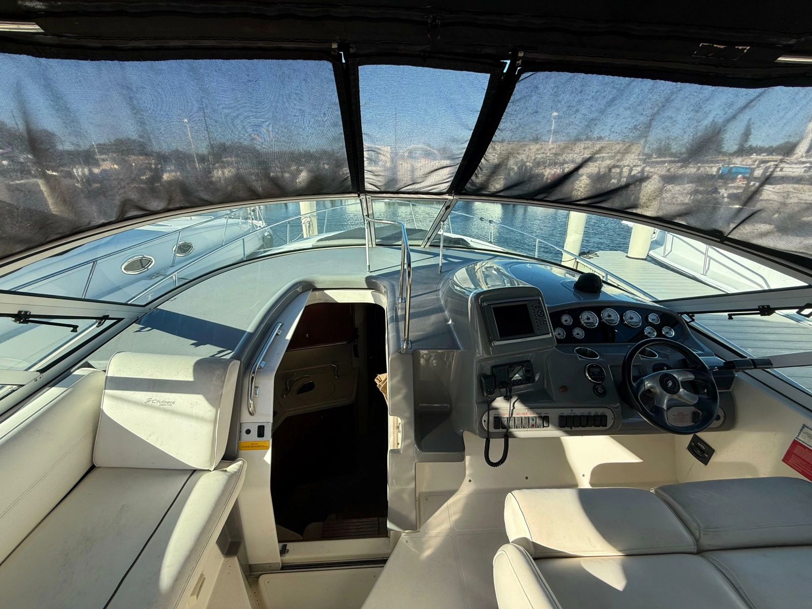 2005 Cruisers Yachts 340 Express