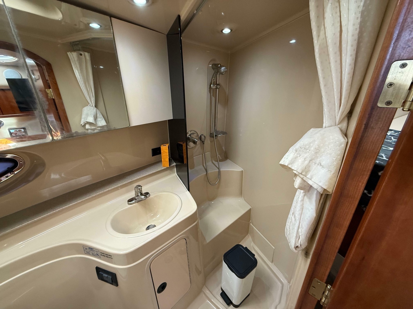2005 Cruisers Yachts 340 Express