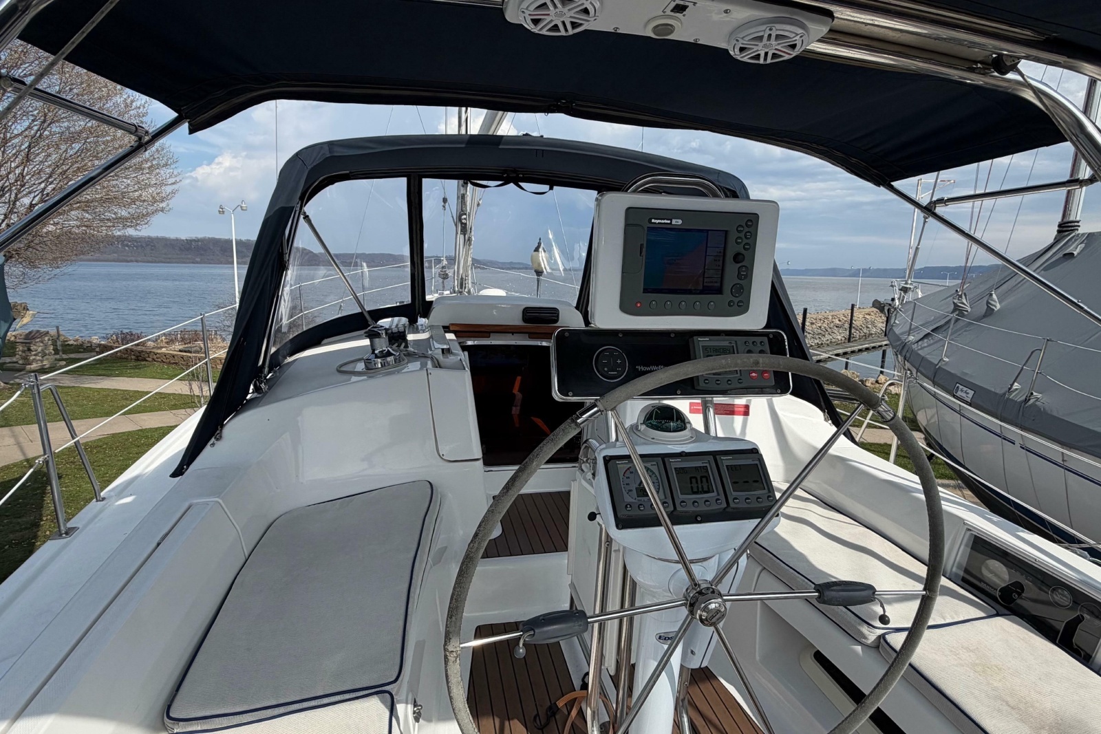 2005 Hunter 38