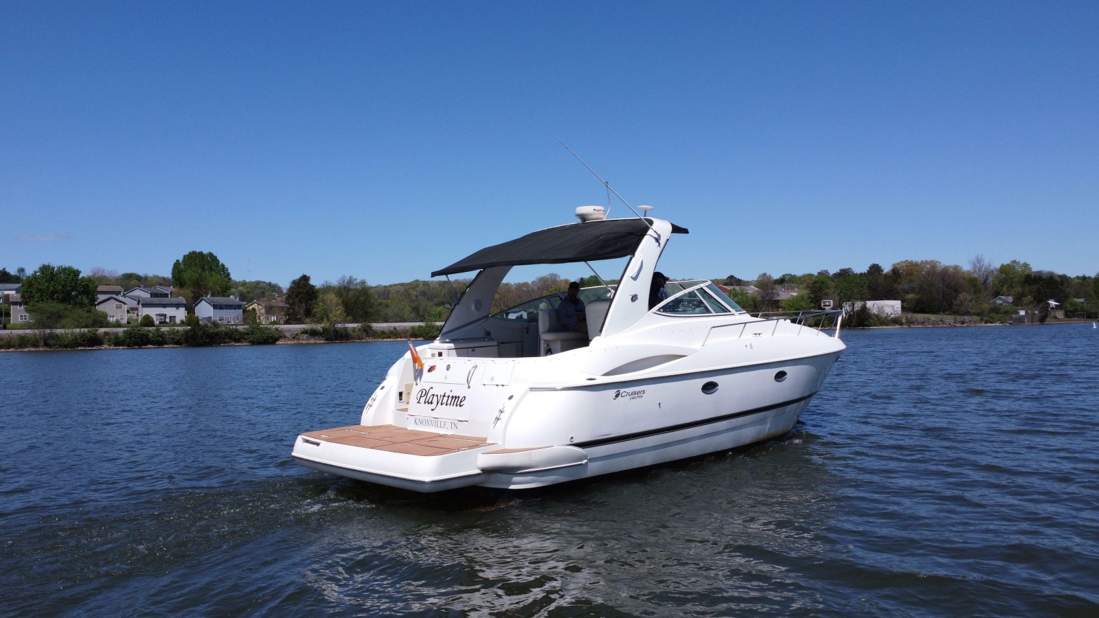 2004 Cruisers Yachts 370 Express