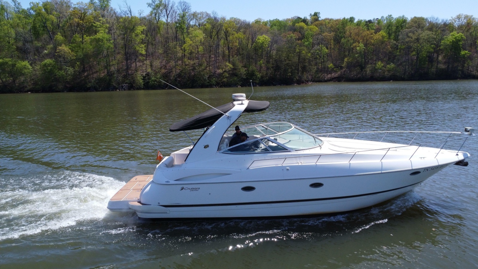 2004 Cruisers Yachts 370 Express