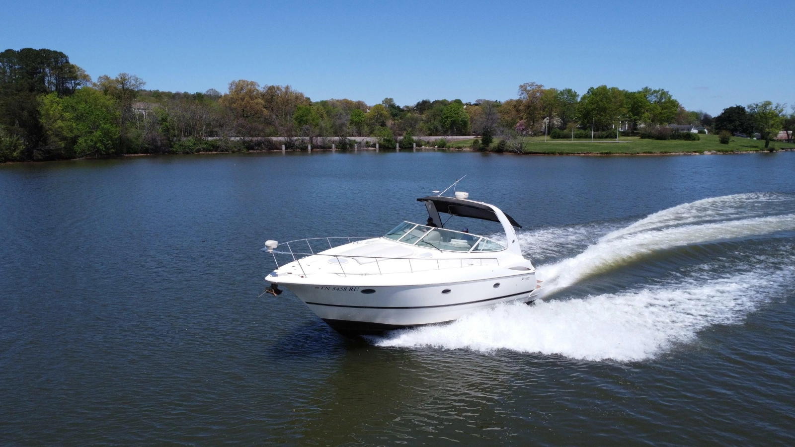 2004 Cruisers Yachts 370 Express
