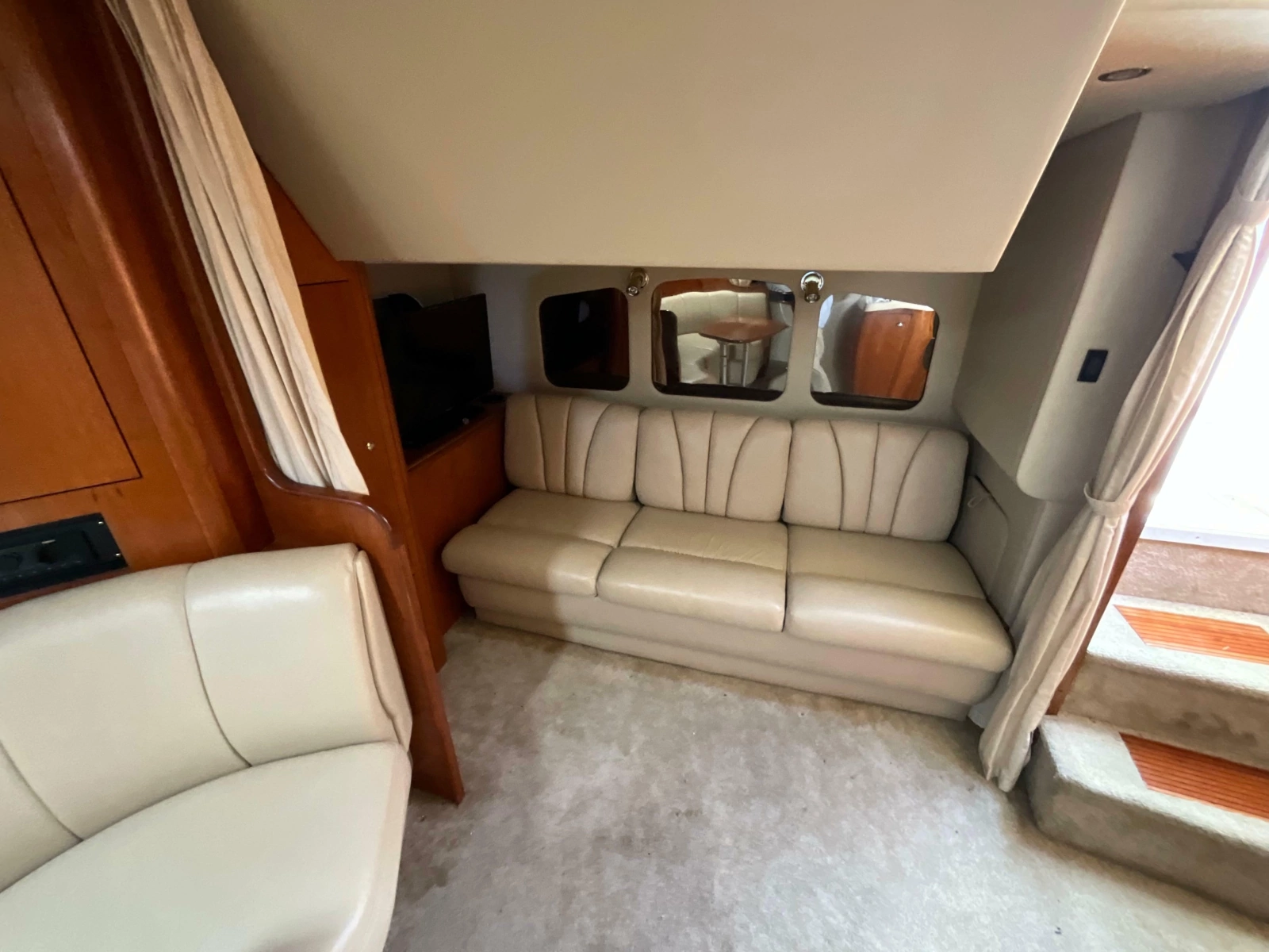 2004 Cruisers Yachts 370 Express