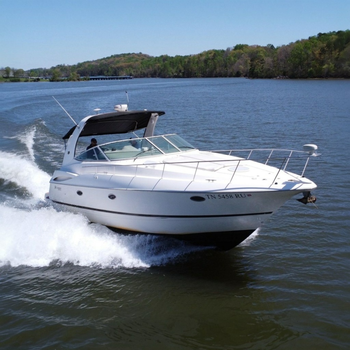 2004 Cruisers Yachts 370 Express
