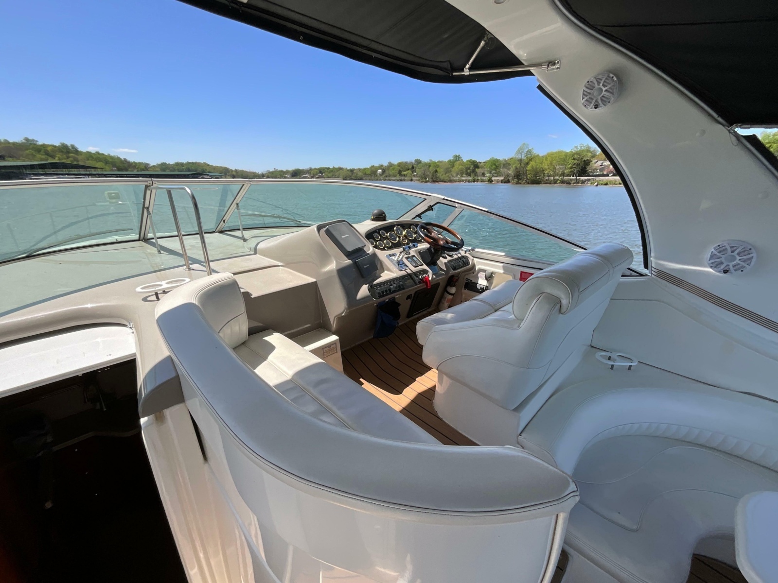 2004 Cruisers Yachts 370 Express
