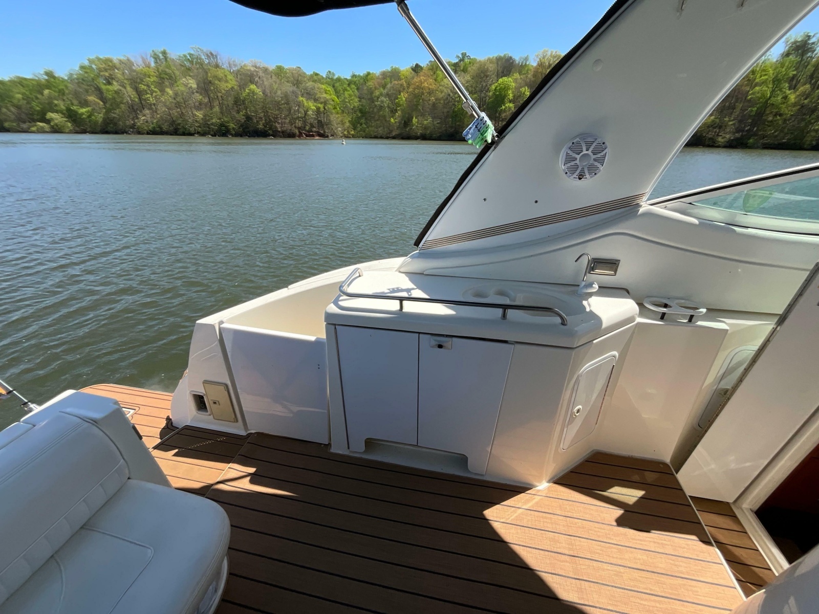 2004 Cruisers Yachts 370 Express