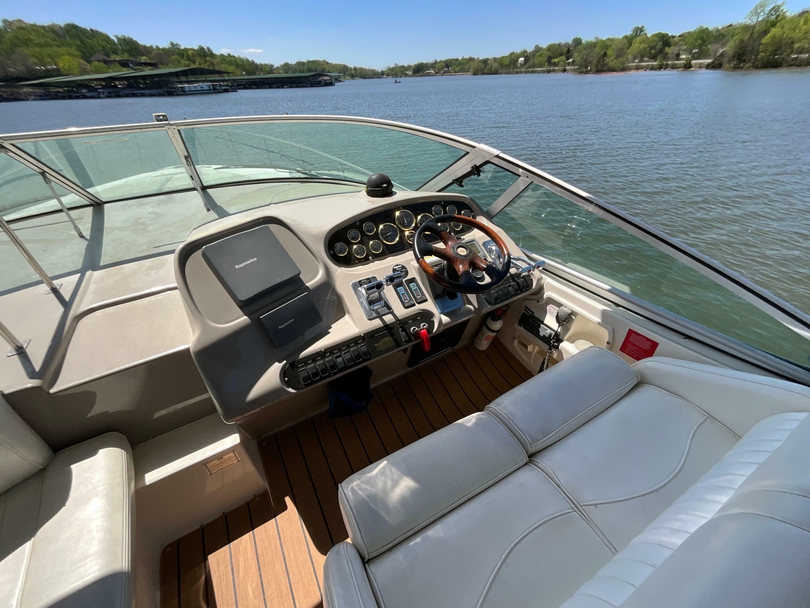 2004 Cruisers Yachts 370 Express