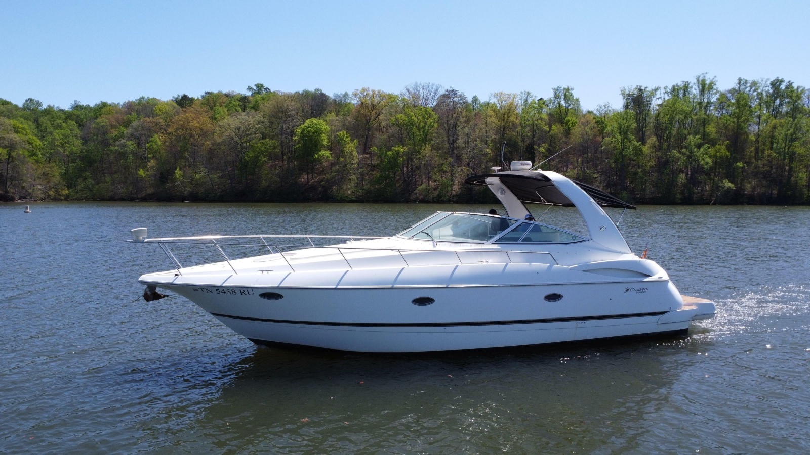 2004 Cruisers Yachts 370 Express