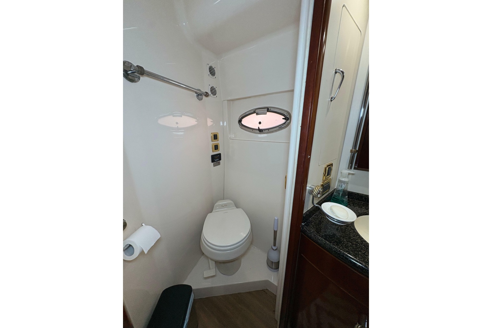 2004 Carver 560 Voyager