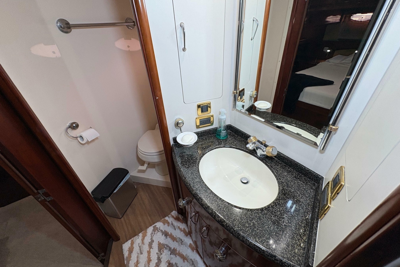 2004 Carver 560 Voyager