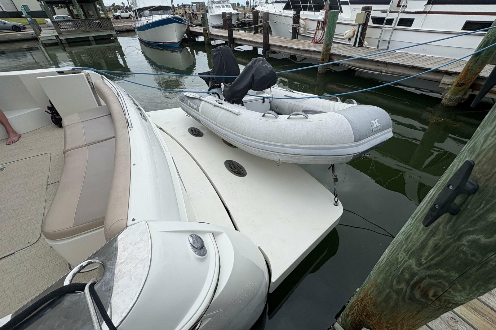2004 Carver 560 Voyager