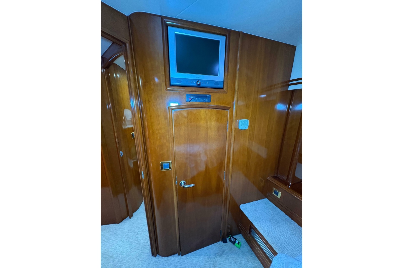 2004 Carver 560 Voyager