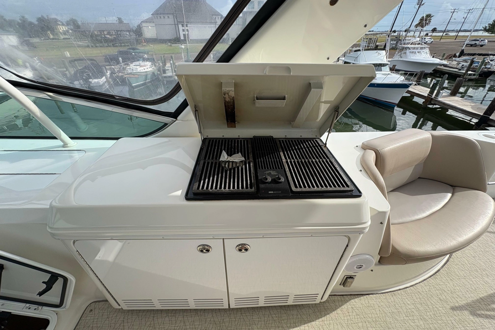 2004 Carver 560 Voyager