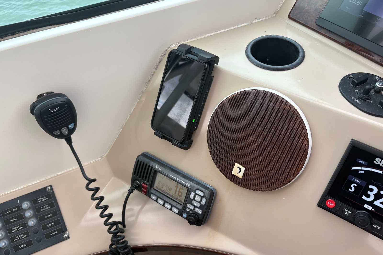 2004 Carver 560 Voyager