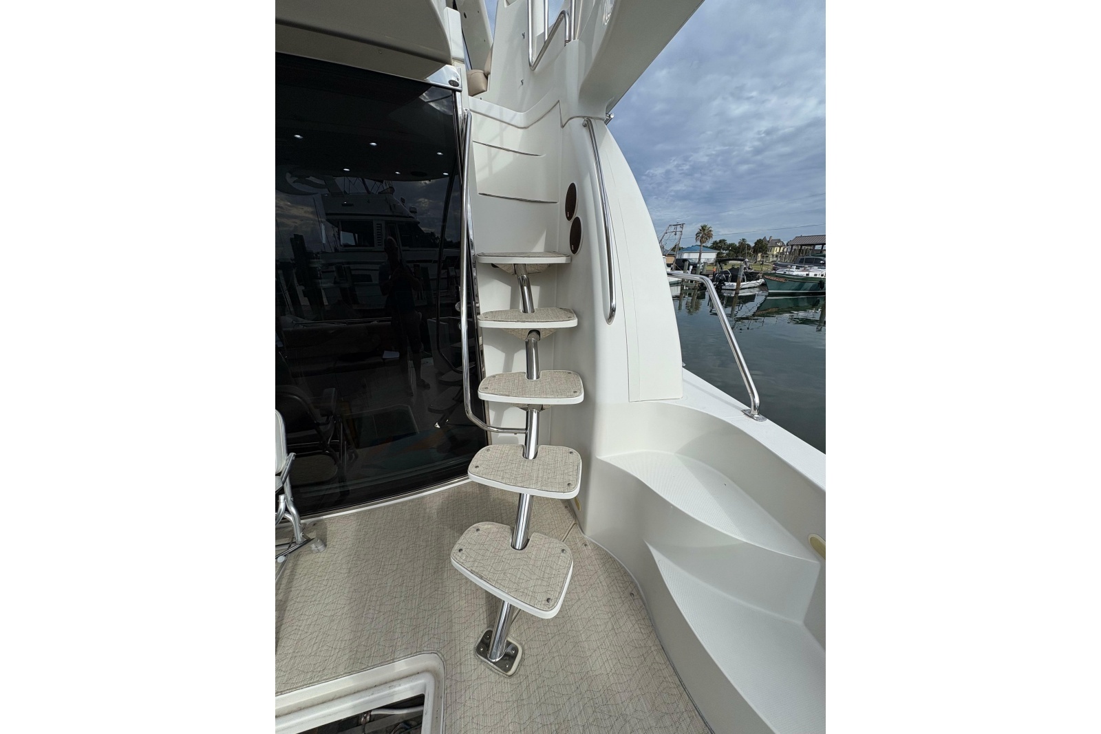 2004 Carver 560 Voyager