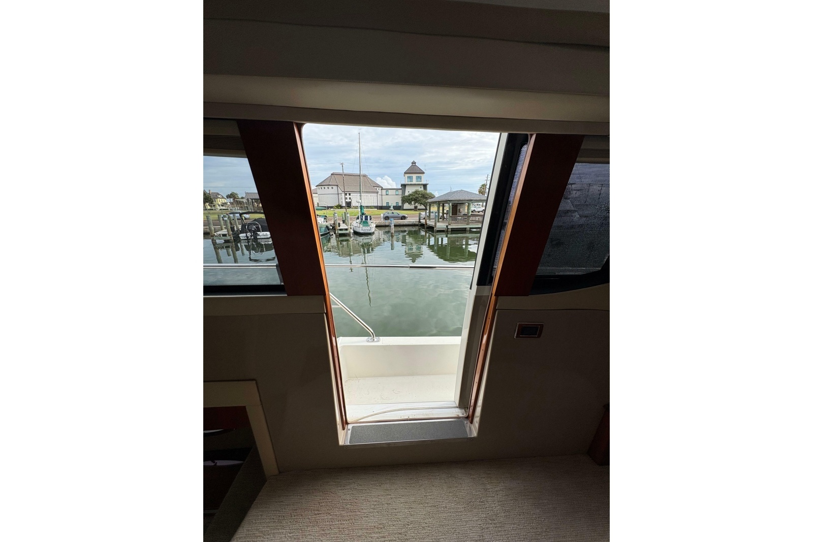 2004 Carver 560 Voyager