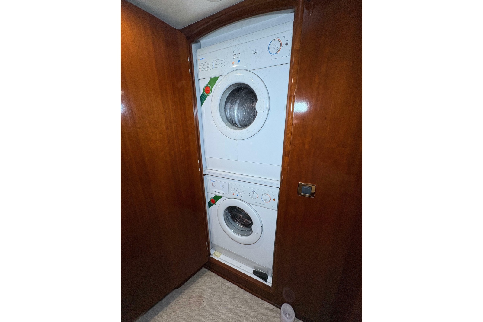 2004 Carver 560 Voyager