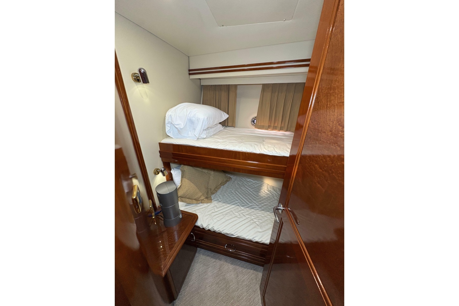 2004 Carver 560 Voyager