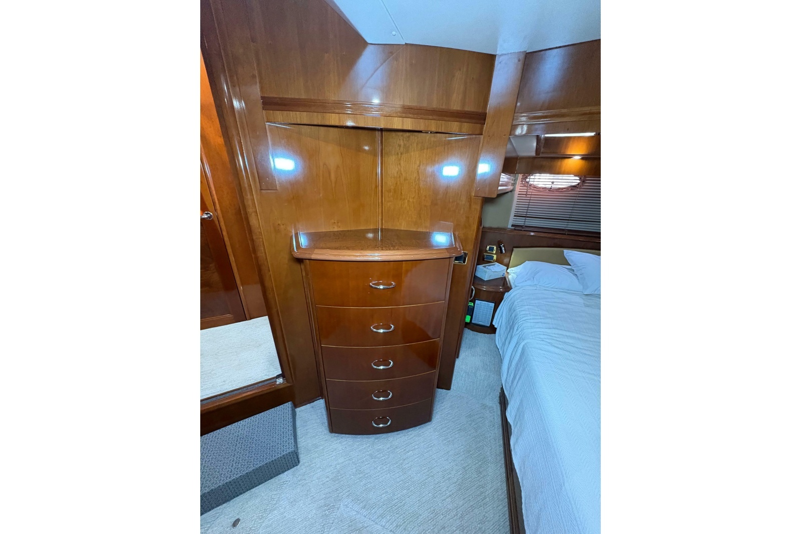 2004 Carver 560 Voyager