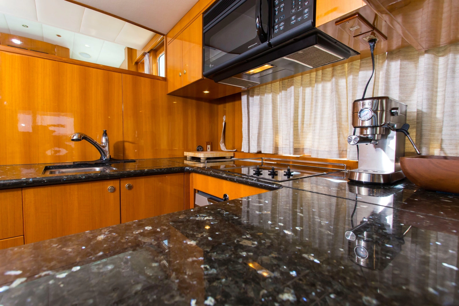 2003 Jefferson Pilothouse 57