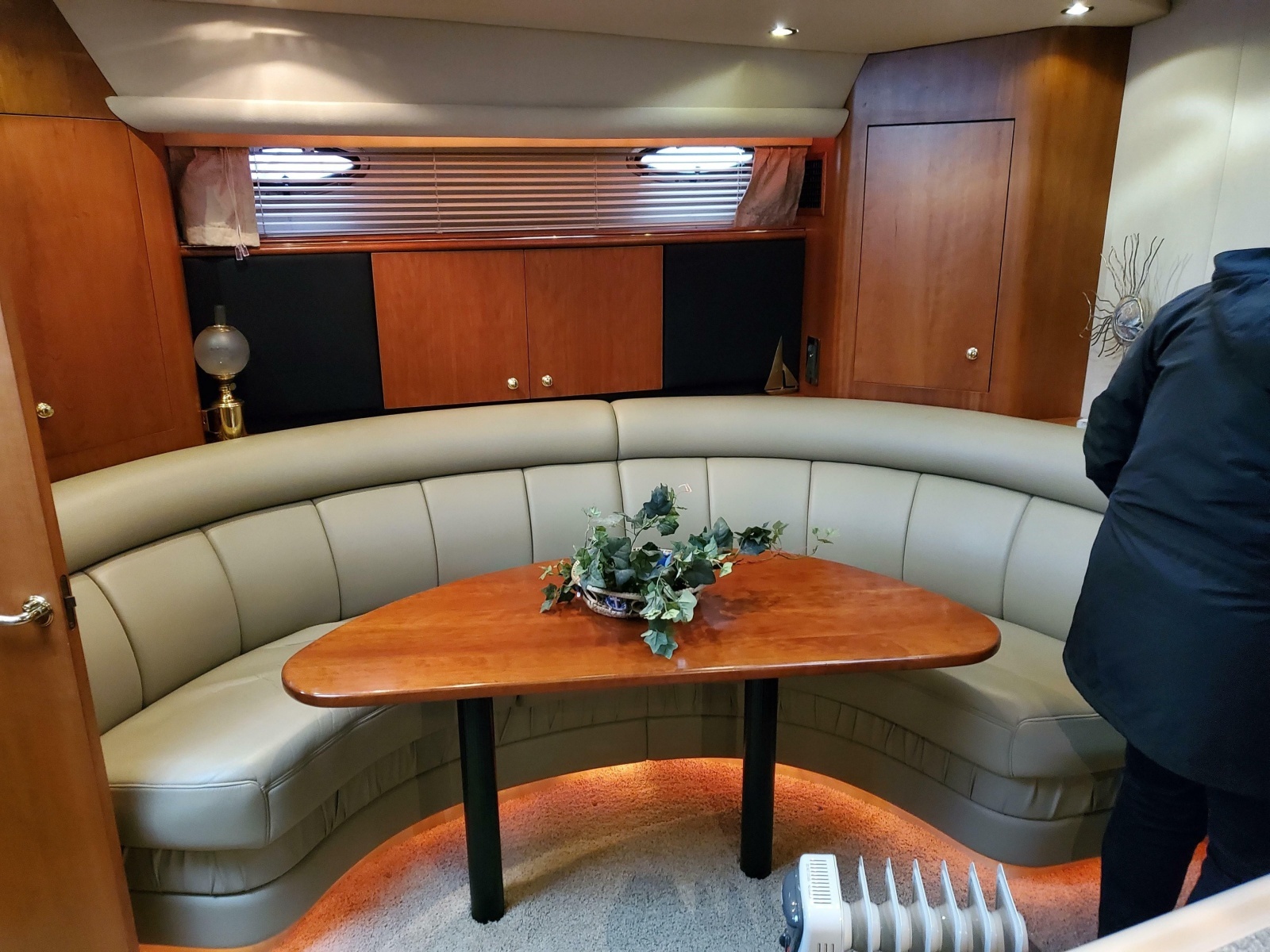 2002 Cruisers Yachts 4270 Express
