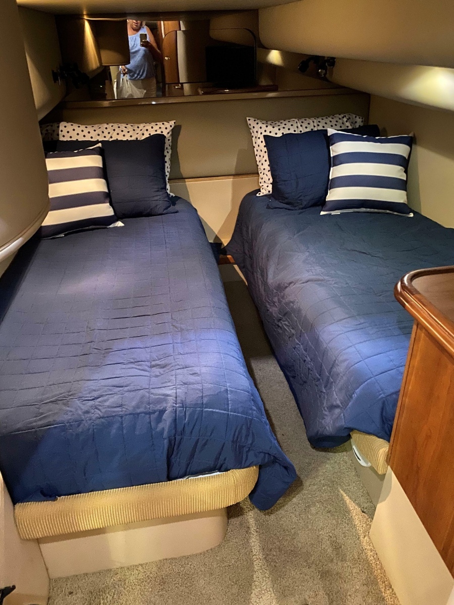 2002 Cruisers Yachts 4270 Express